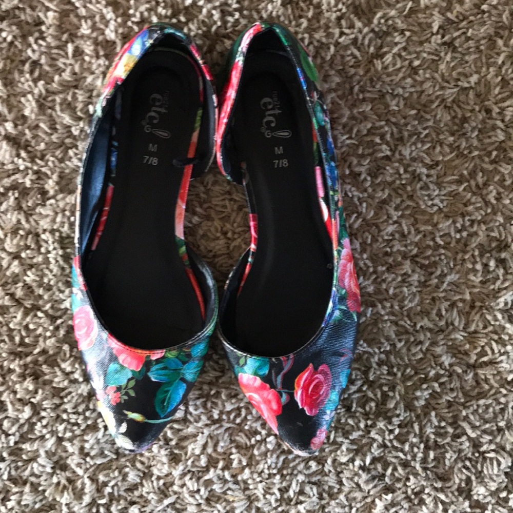 Floral Pointed Toe Flats!!